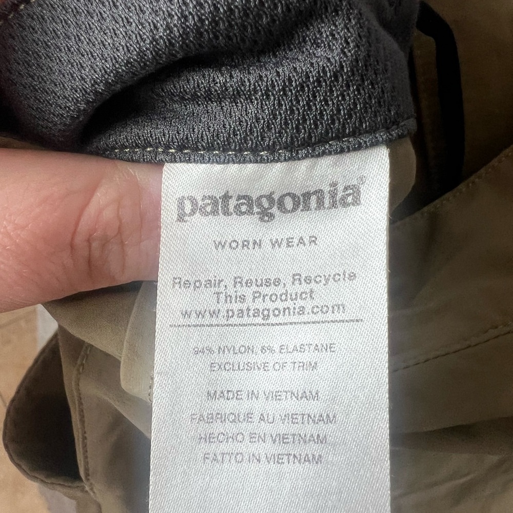 Patagonia Men's Size 34 Khaki outdoor lightweight Cargo Pants - Picture 3 of 8